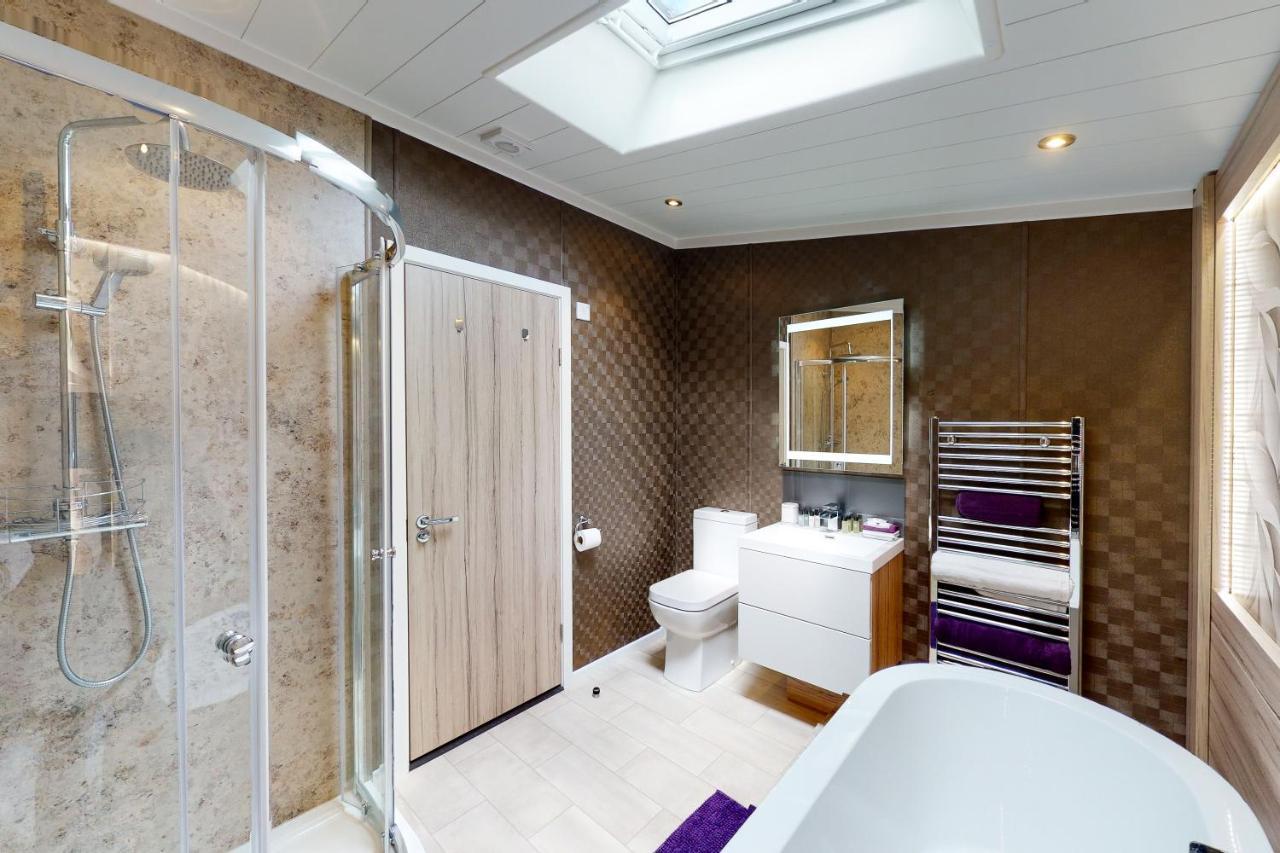 Tattershall Vip Lodge- Lakeside Setting With Hot Tub And Private Fishing Peg Situated On Osprey Lake Tattershall Park Esterno foto